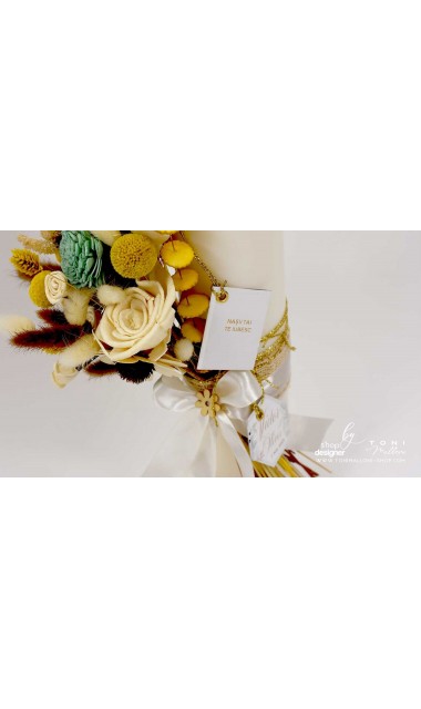 Lumanare botez scurta stalp decorata cu flori uscate si eticheta personalizata 8